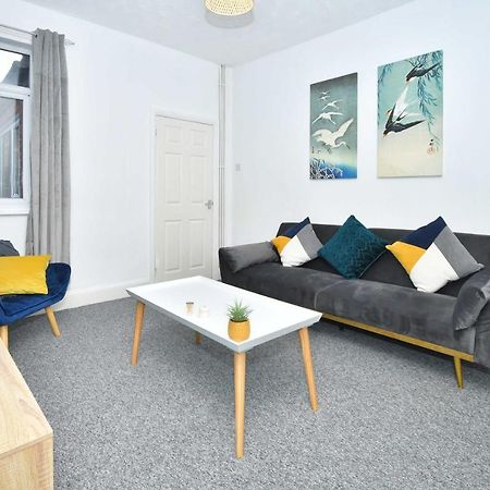 The Yellow Door By Avenew Management Serviced Accommodation Stoke-on-Trent ภายนอก รูปภาพ