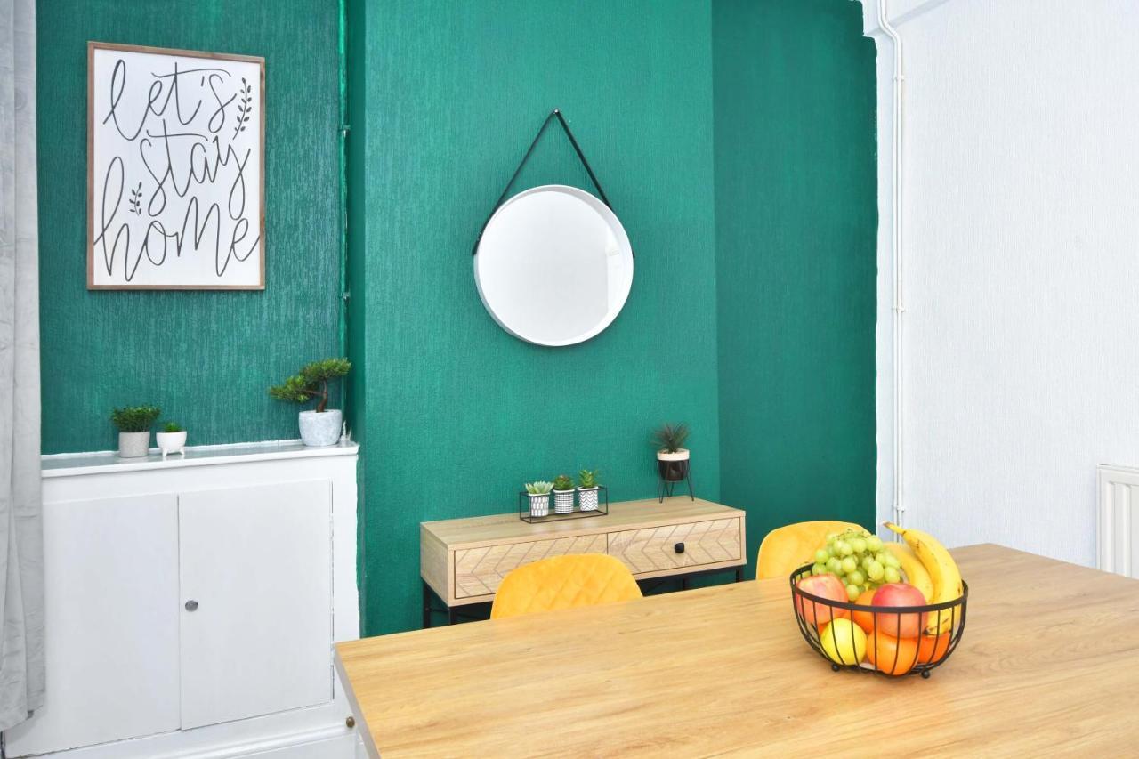 The Yellow Door By Avenew Management Serviced Accommodation Stoke-on-Trent ภายนอก รูปภาพ