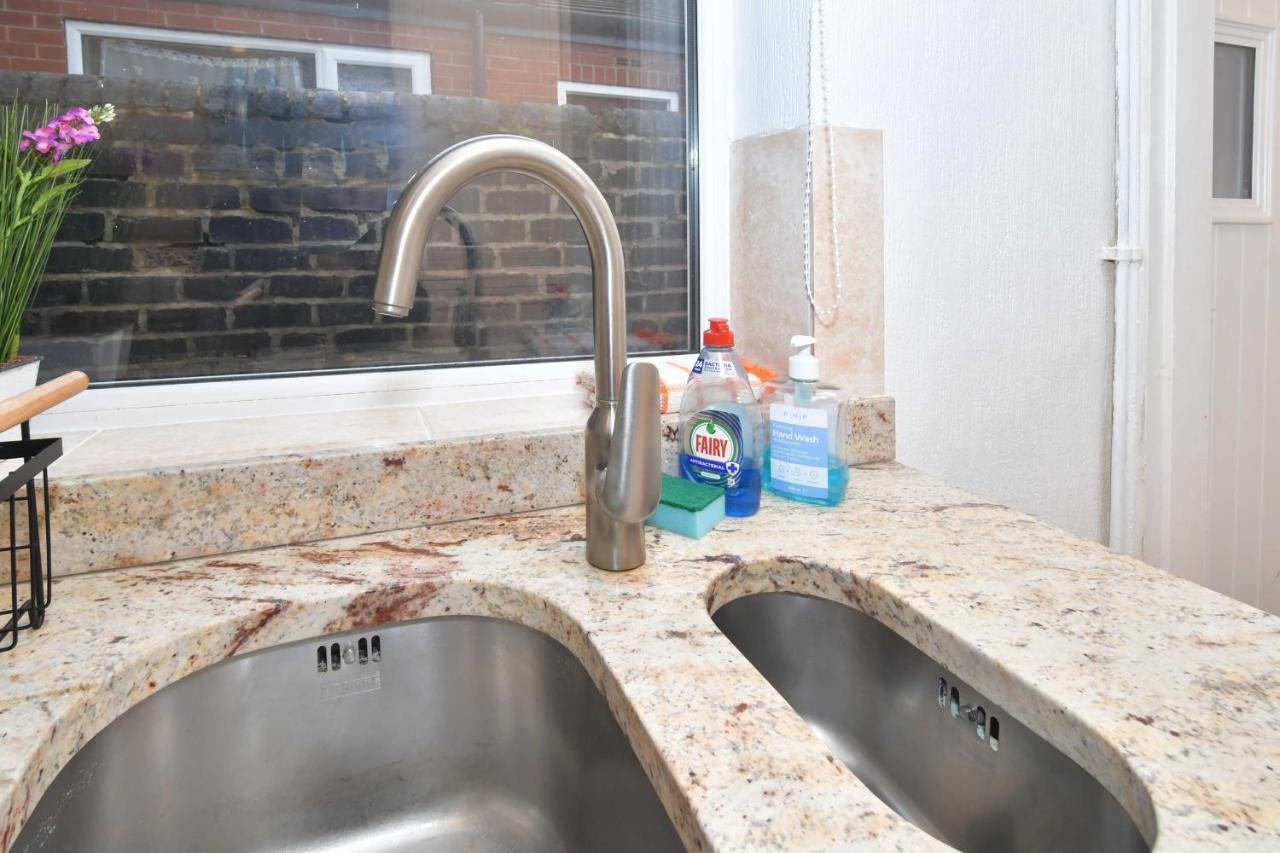 The Yellow Door By Avenew Management Serviced Accommodation Stoke-on-Trent ภายนอก รูปภาพ