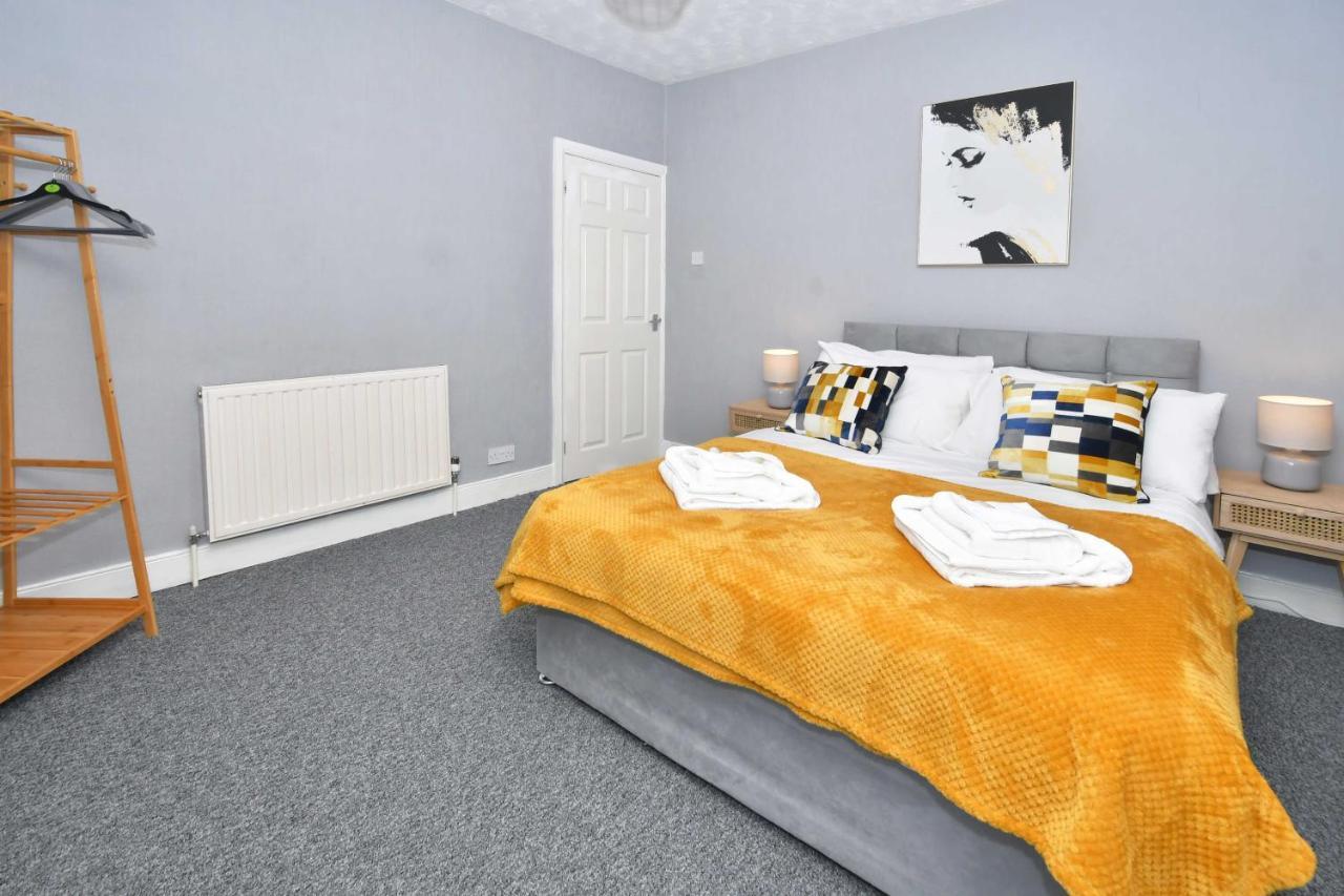 The Yellow Door By Avenew Management Serviced Accommodation Stoke-on-Trent ภายนอก รูปภาพ