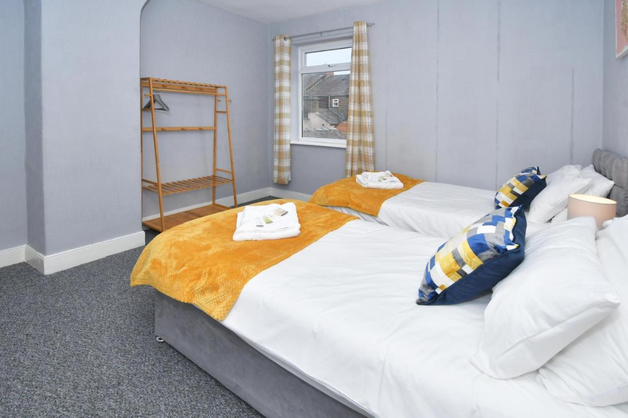 The Yellow Door By Avenew Management Serviced Accommodation Stoke-on-Trent ภายนอก รูปภาพ