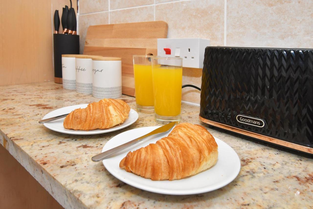 The Yellow Door By Avenew Management Serviced Accommodation Stoke-on-Trent ภายนอก รูปภาพ