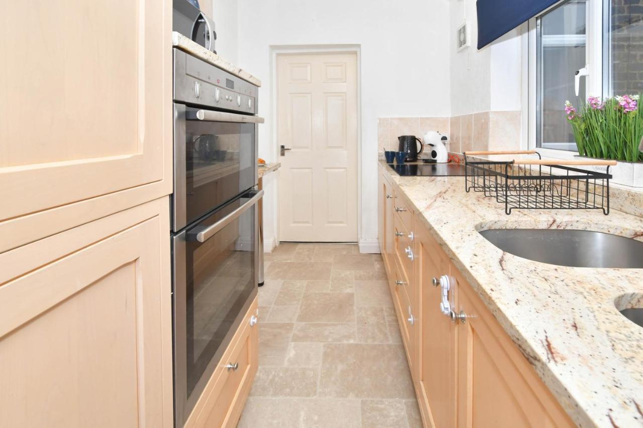 The Yellow Door By Avenew Management Serviced Accommodation Stoke-on-Trent ภายนอก รูปภาพ