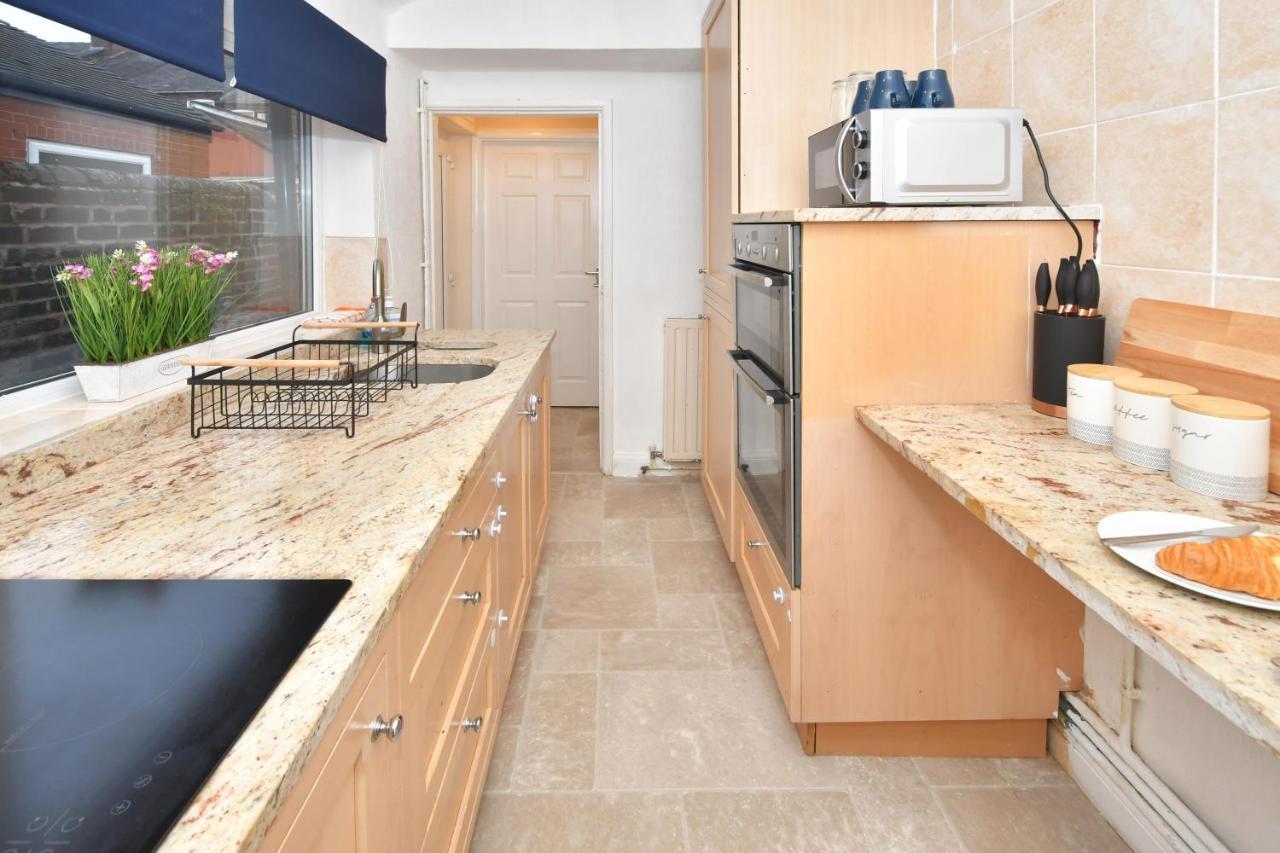 The Yellow Door By Avenew Management Serviced Accommodation Stoke-on-Trent ภายนอก รูปภาพ