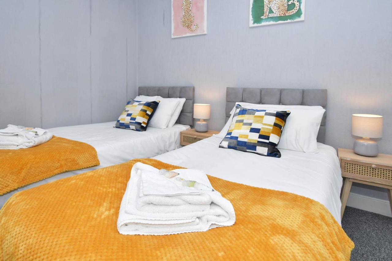 The Yellow Door By Avenew Management Serviced Accommodation Stoke-on-Trent ภายนอก รูปภาพ