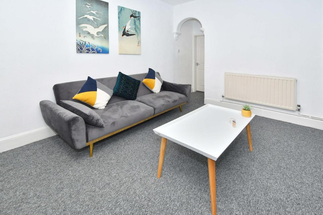 The Yellow Door By Avenew Management Serviced Accommodation Stoke-on-Trent ภายนอก รูปภาพ