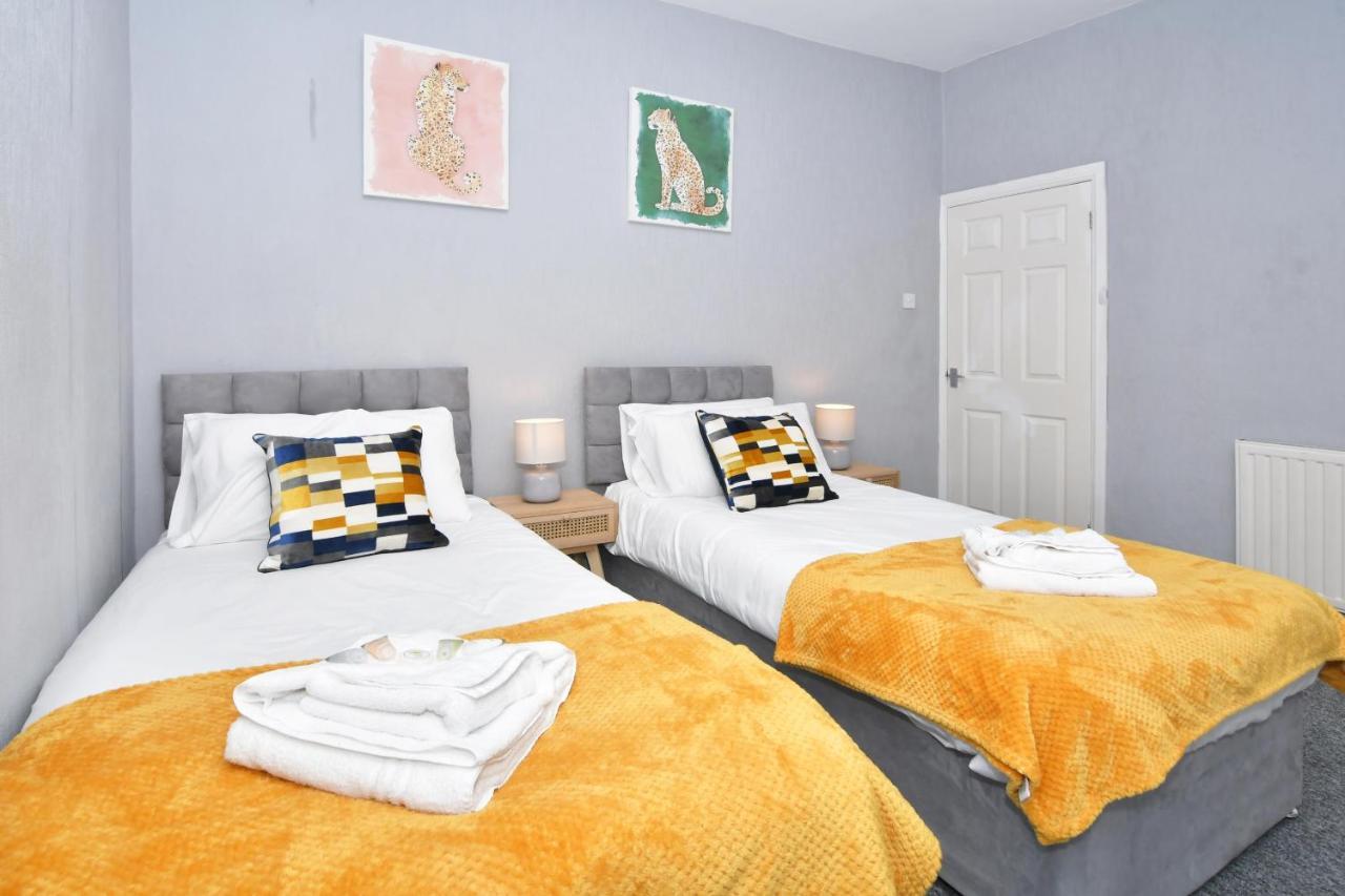 The Yellow Door By Avenew Management Serviced Accommodation Stoke-on-Trent ภายนอก รูปภาพ