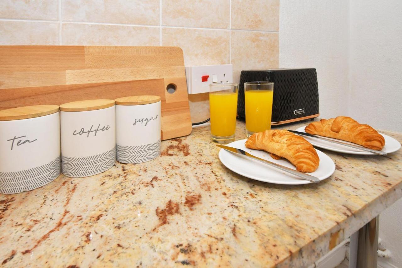 The Yellow Door By Avenew Management Serviced Accommodation Stoke-on-Trent ภายนอก รูปภาพ