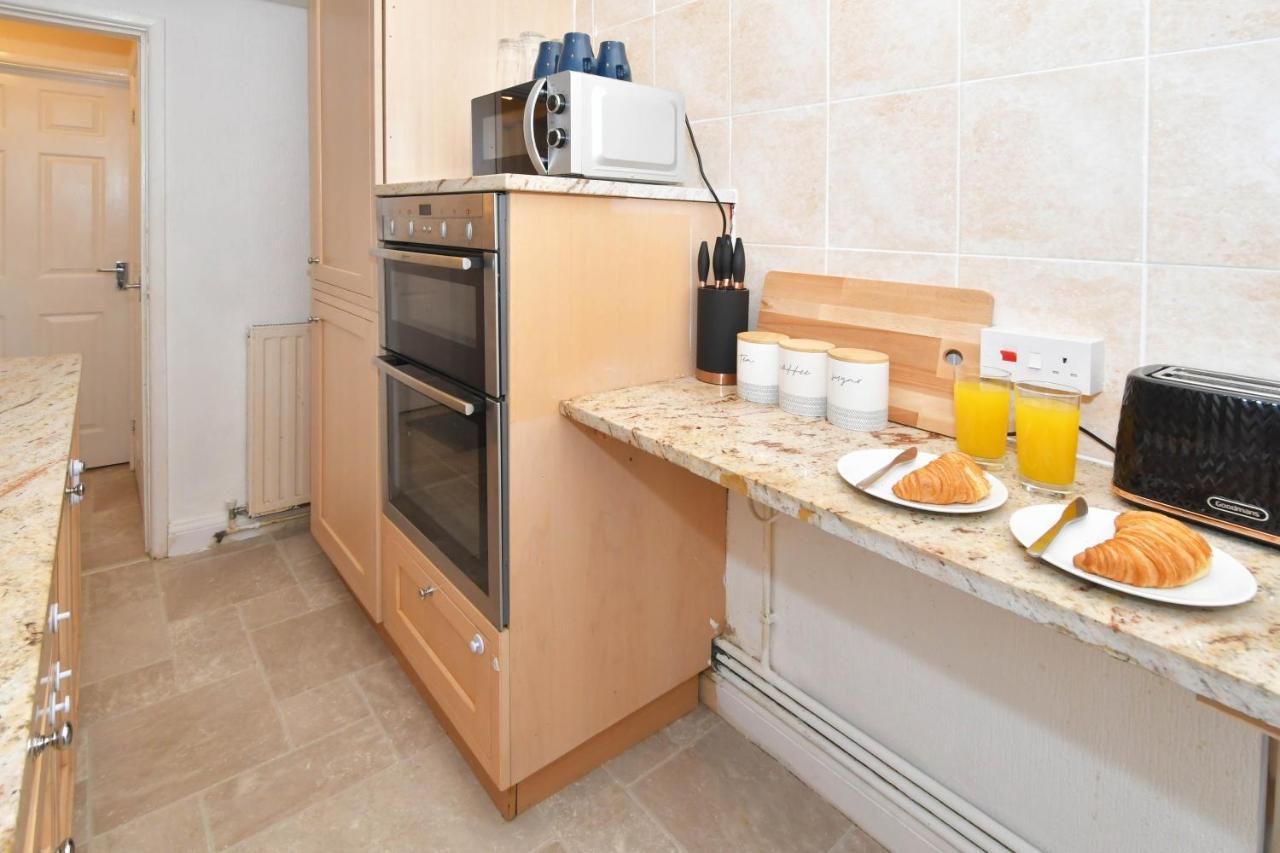 The Yellow Door By Avenew Management Serviced Accommodation Stoke-on-Trent ภายนอก รูปภาพ