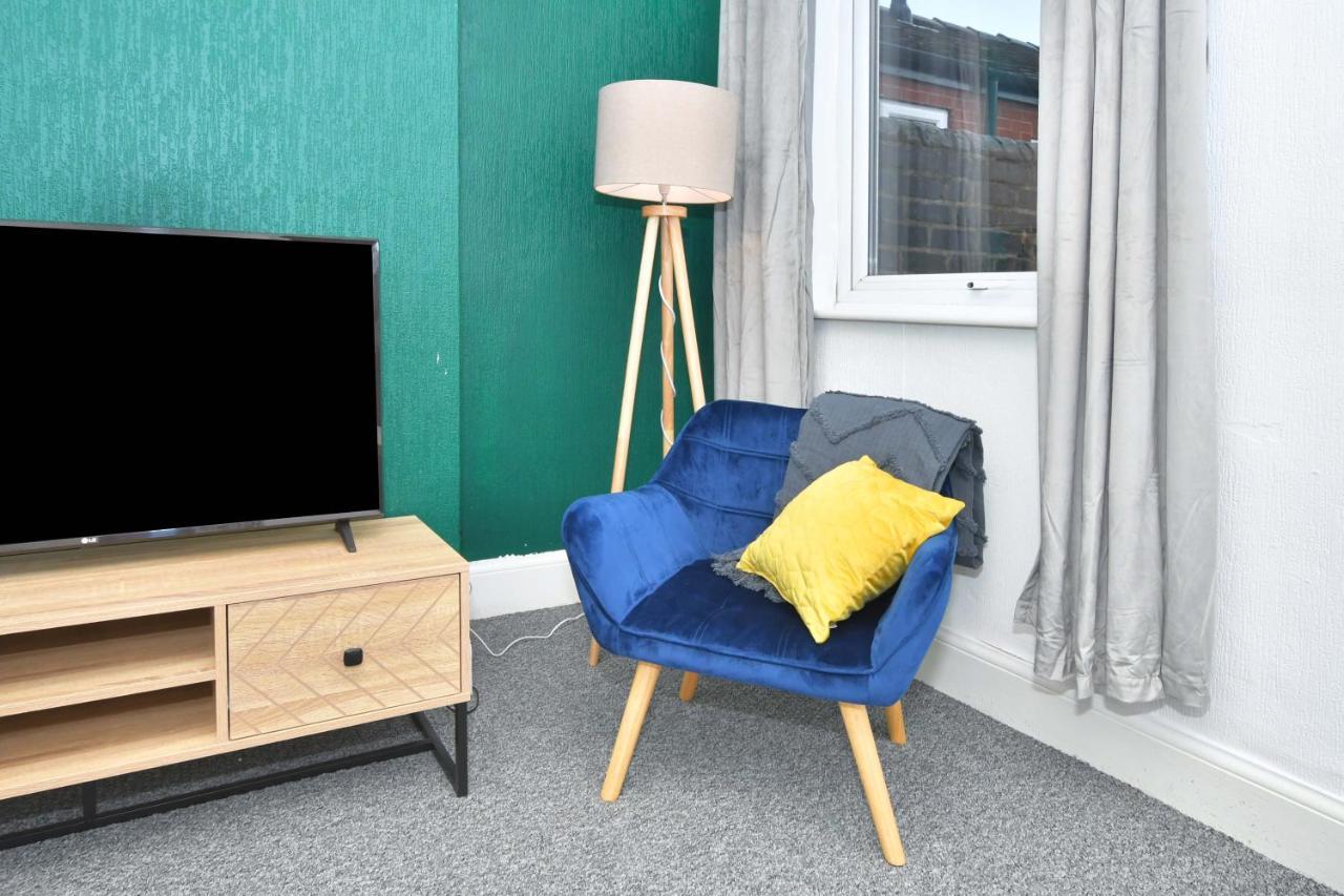 The Yellow Door By Avenew Management Serviced Accommodation Stoke-on-Trent ภายนอก รูปภาพ